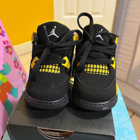 Jordan 4s thunder - Picture 4 of 4